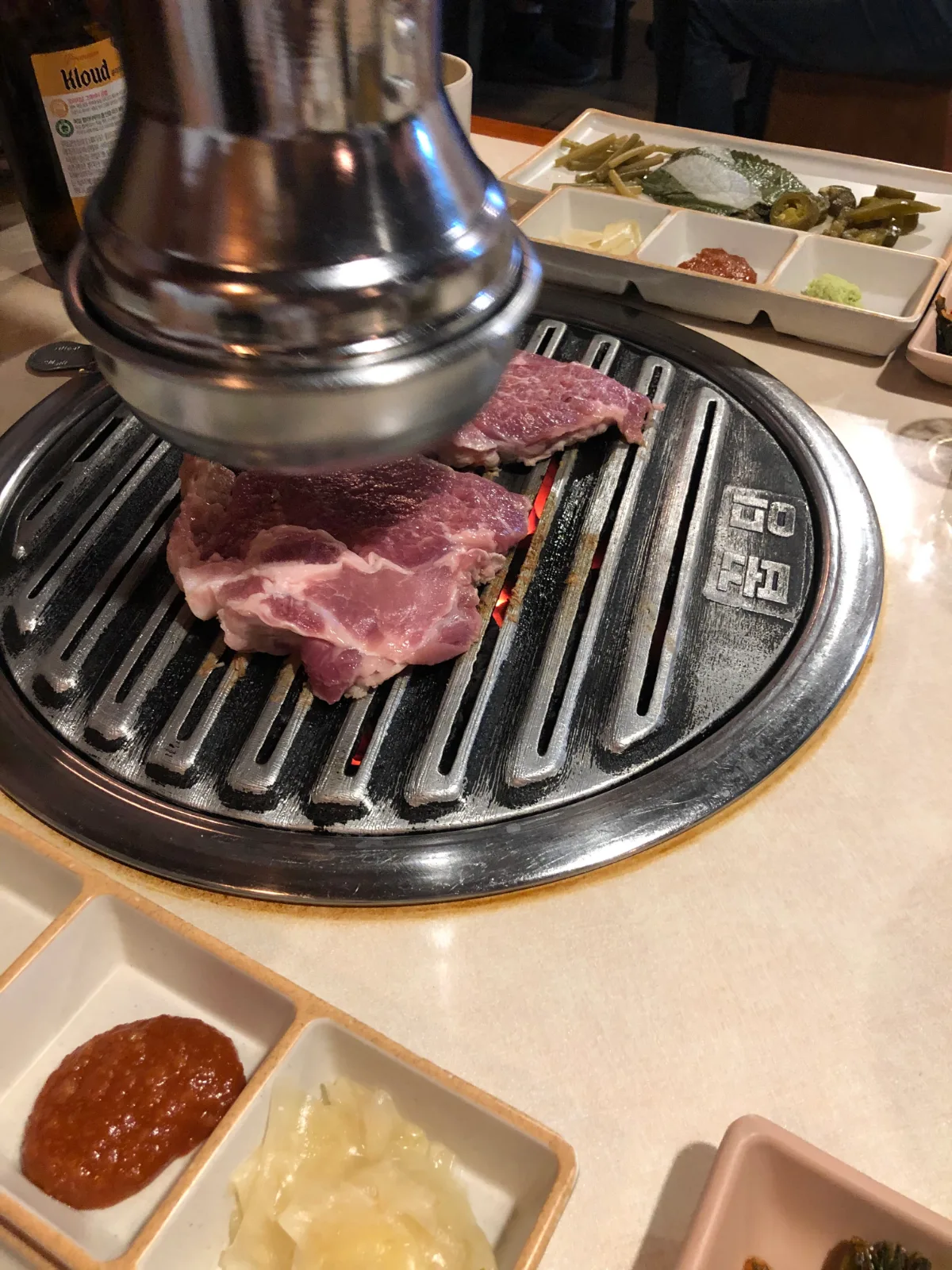 炭火で焼く分厚い豚肉