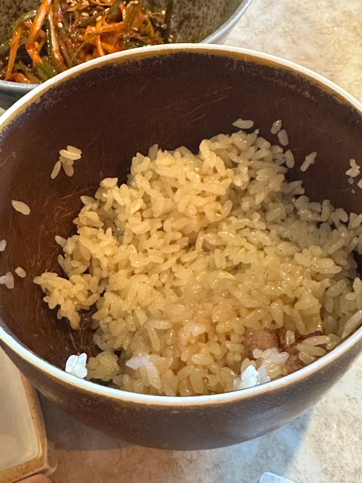 肉片が混ざった艶やかなご飯