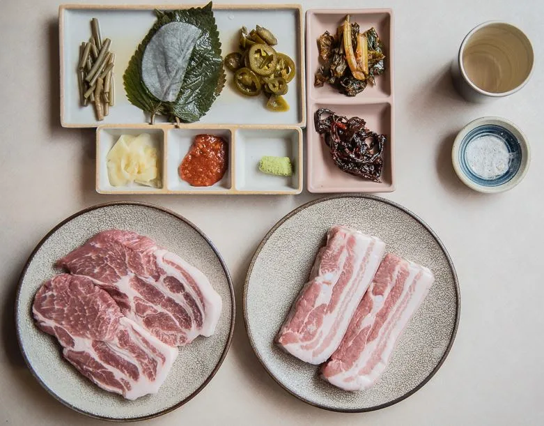 クッタン 新沙店 — 上から見た生肉と副菜盛り合わせ