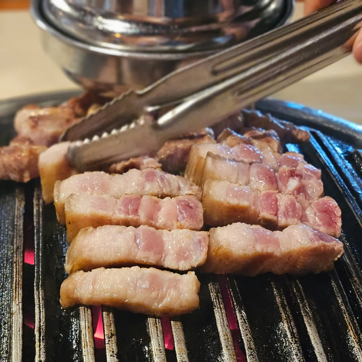 クッタン 新沙店 — 炭火で焼ける厚切りの豚肉