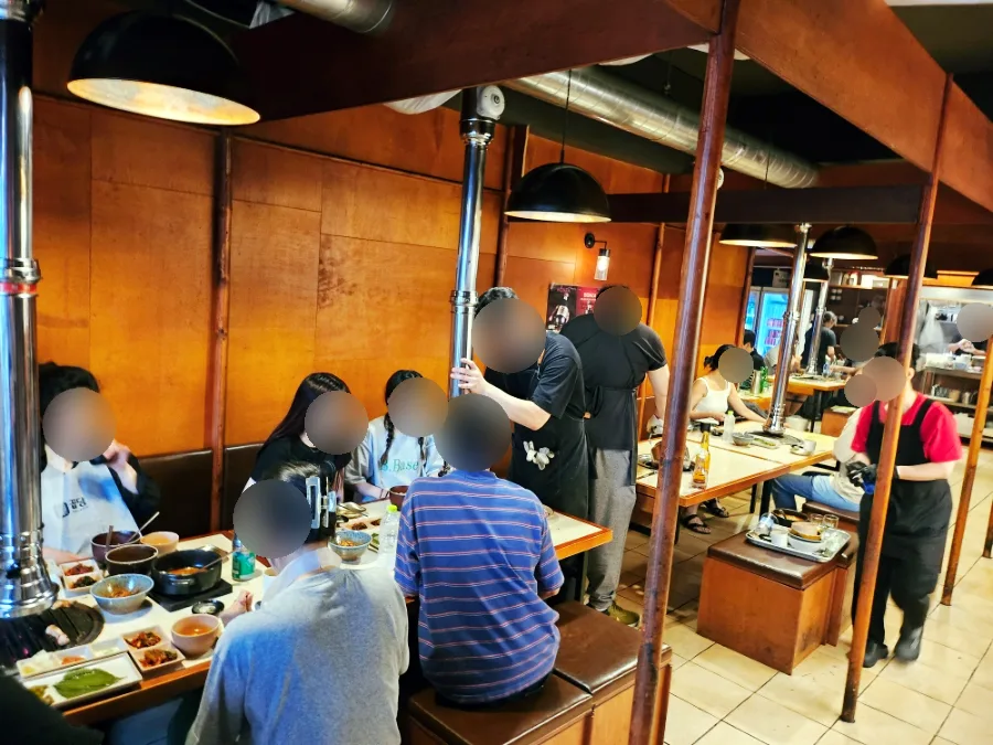 焼き台の煙突が並ぶ賑わう店内