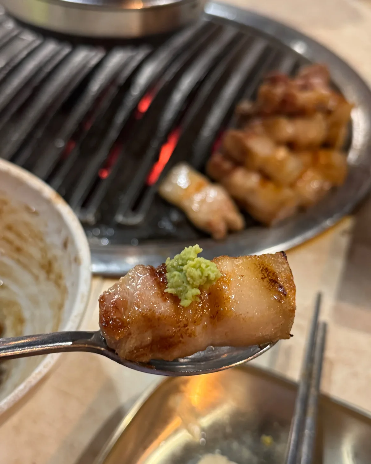 わさびを乗せた炙り豚バラ肉