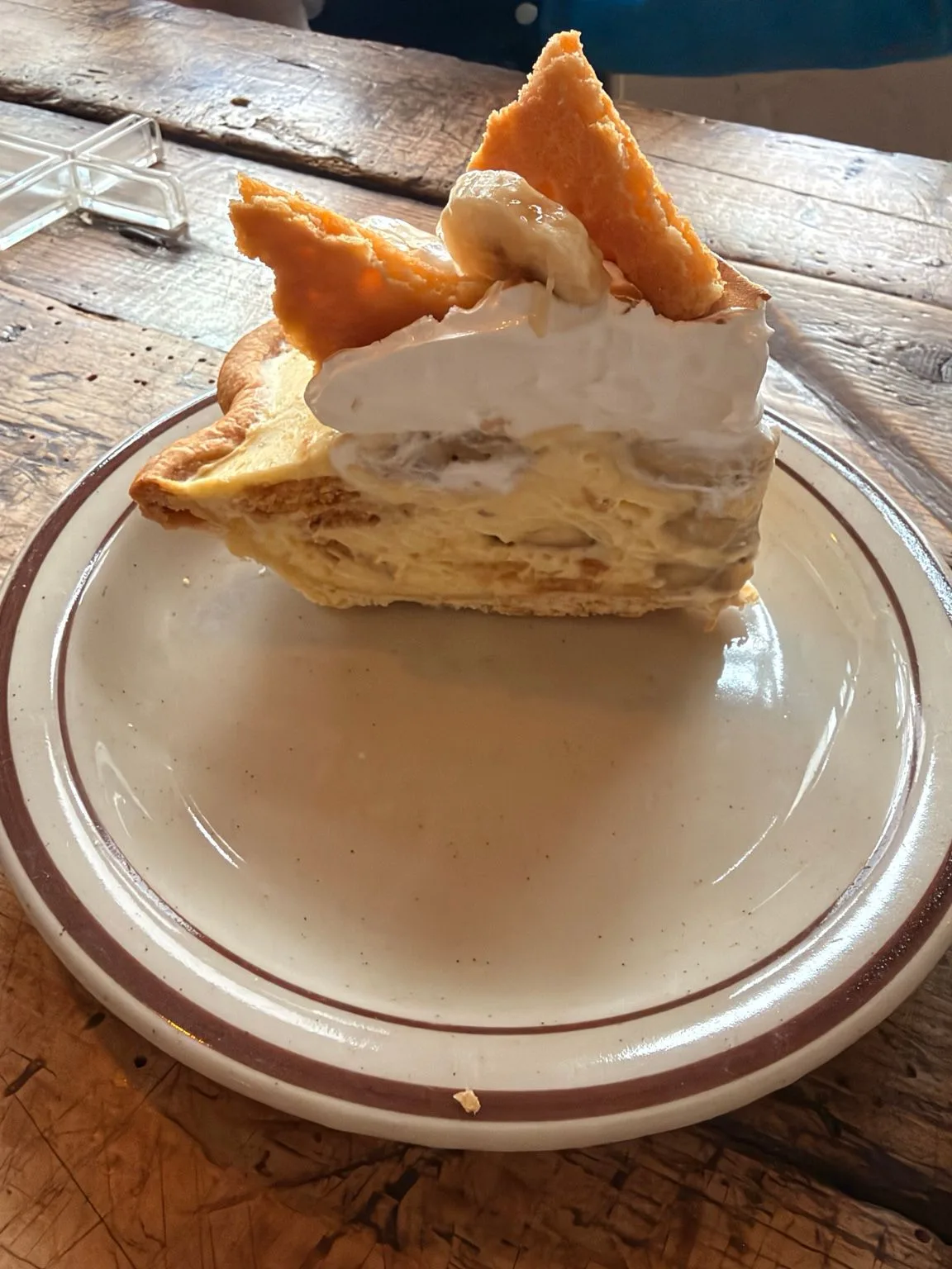 バナナとクリームをのせたパイ
