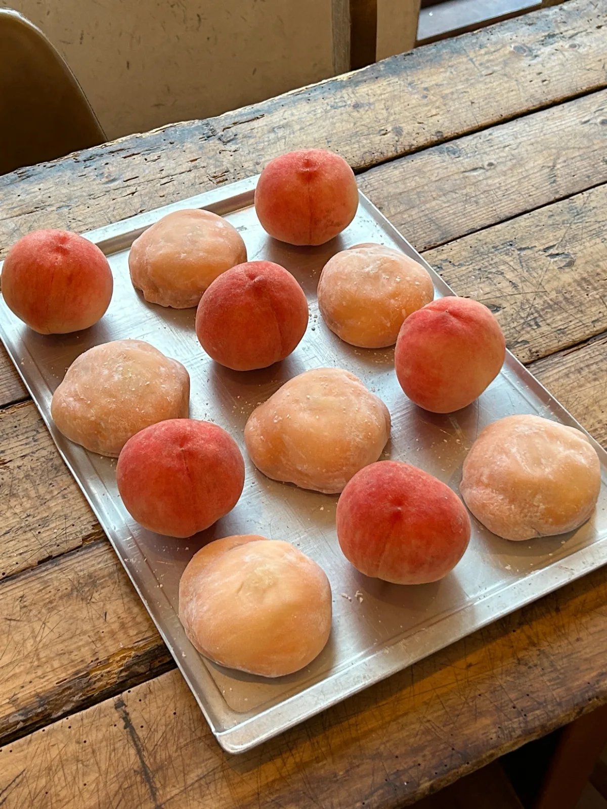 GINGER BEAR PIE SHOP 蚕室店 — 桃と桃もちを並べたトレー