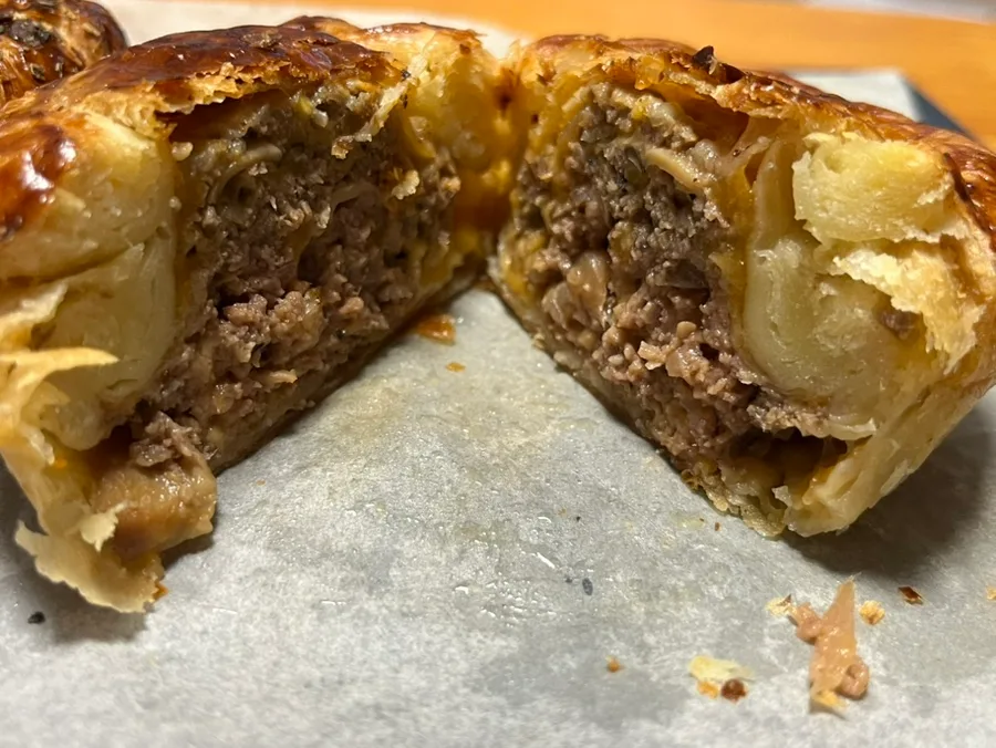 GINGER BEAR PIE SHOP 蚕室店 — 具が詰まったミートパイの断面