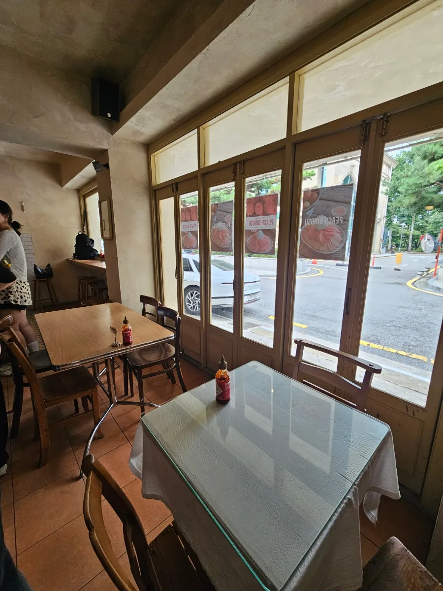 GINGER BEAR PIE SHOP 蚕室店 — 通りを望む窓際のテーブル席