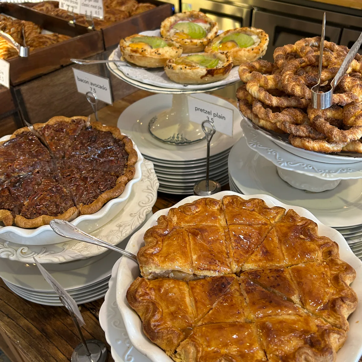 GINGER BEAR PIE SHOP 蚕室店 — ピーカンパイやアップルパイ、プレッツェルが並ぶショーケース
