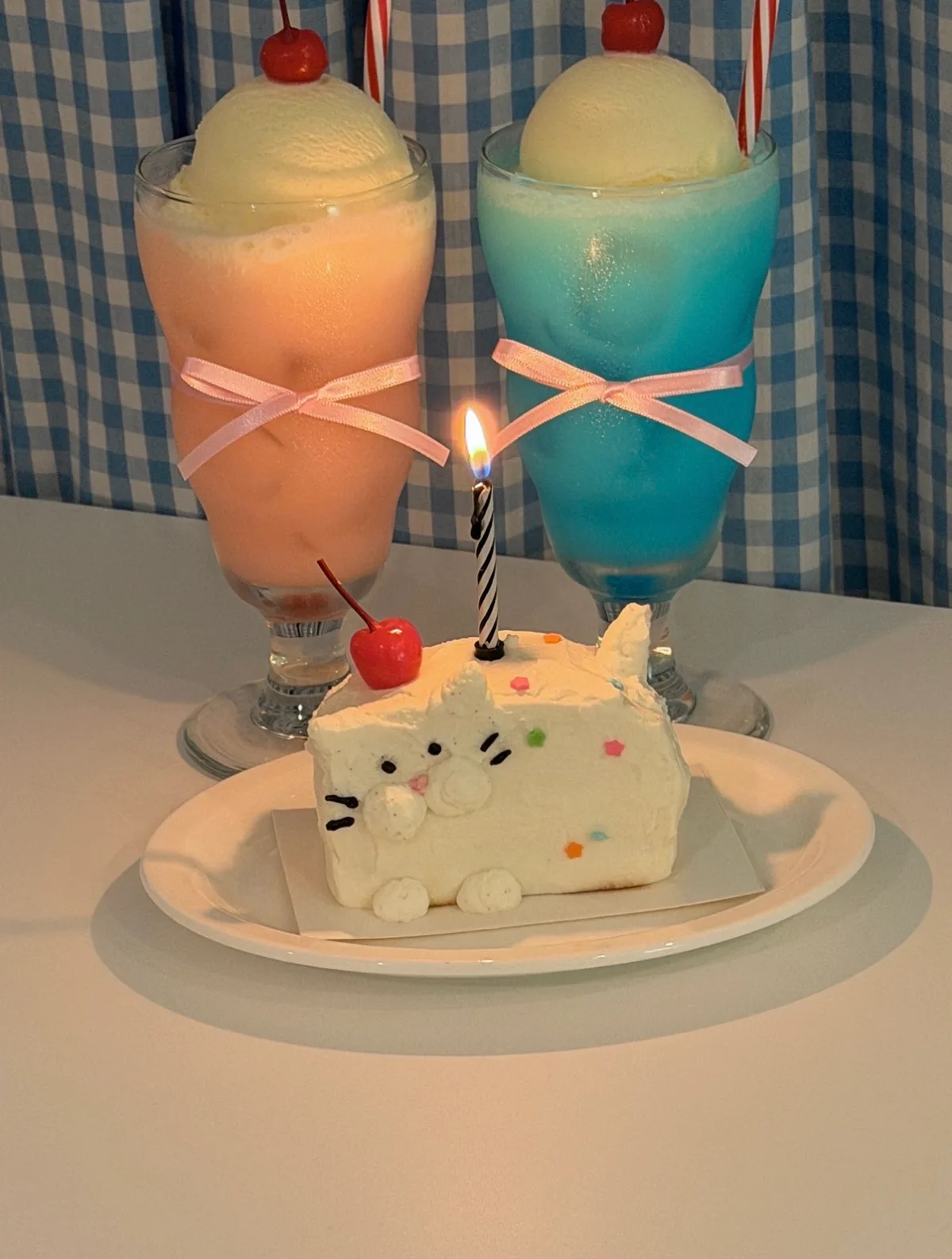 猫形ケーキと二色のソーダ