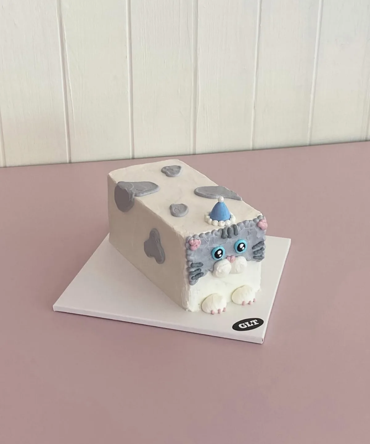 Glitter — 青い瞳の食パン猫ケーキ