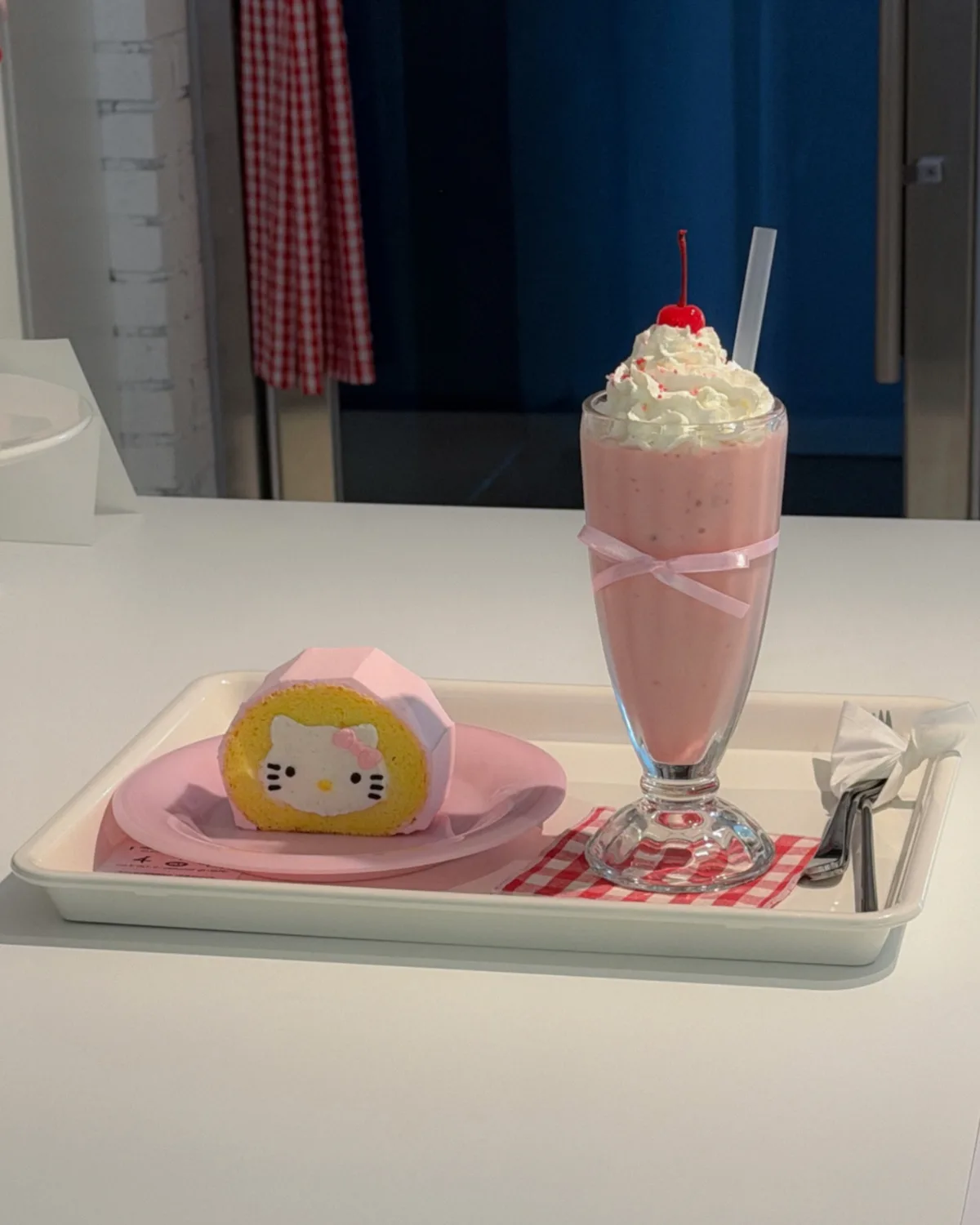 Glitter — ピンクのシェイクと猫柄ロール