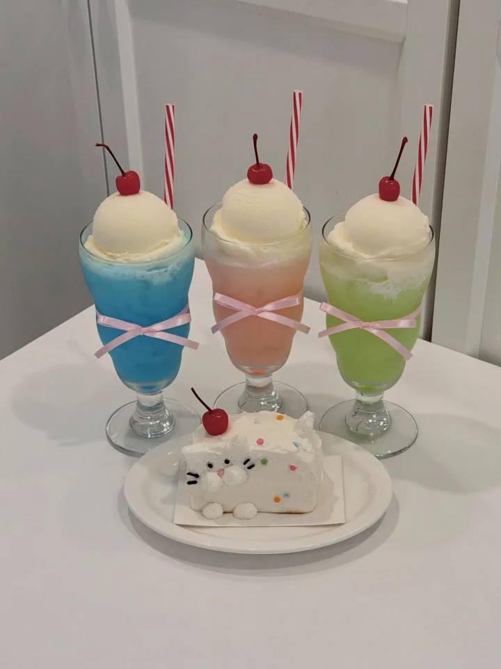 白い猫ケーキと三色ソーダ