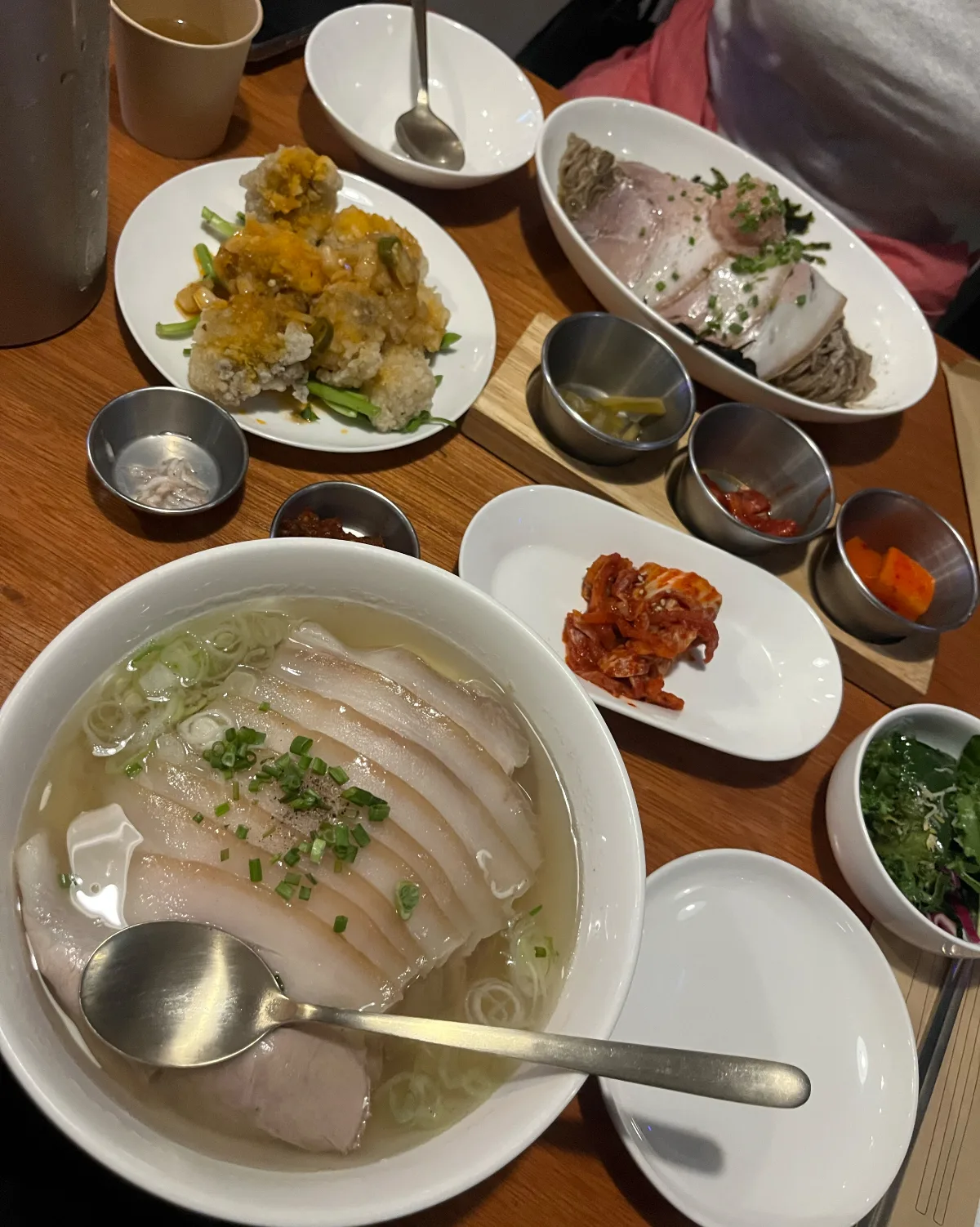 澄んだ豚スープと麺料理