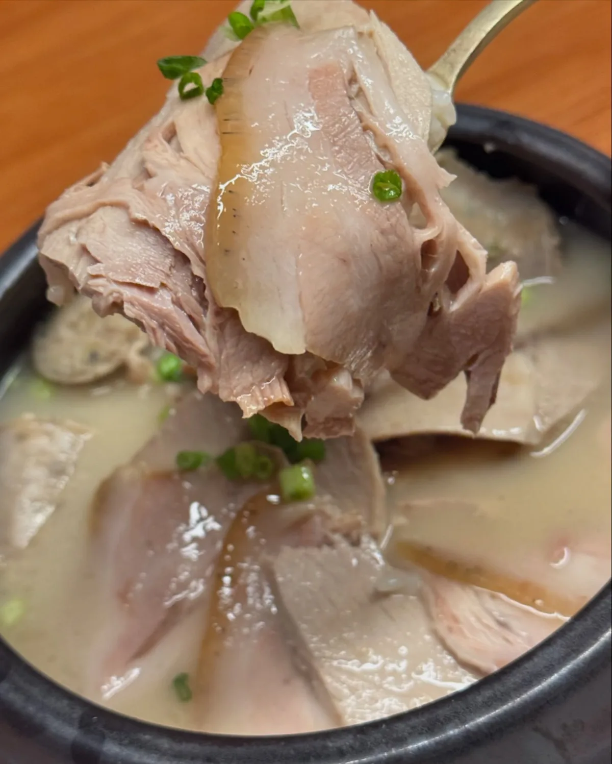 コウンジョン 大学路本店 — 豚肉をすくった白濁スープ