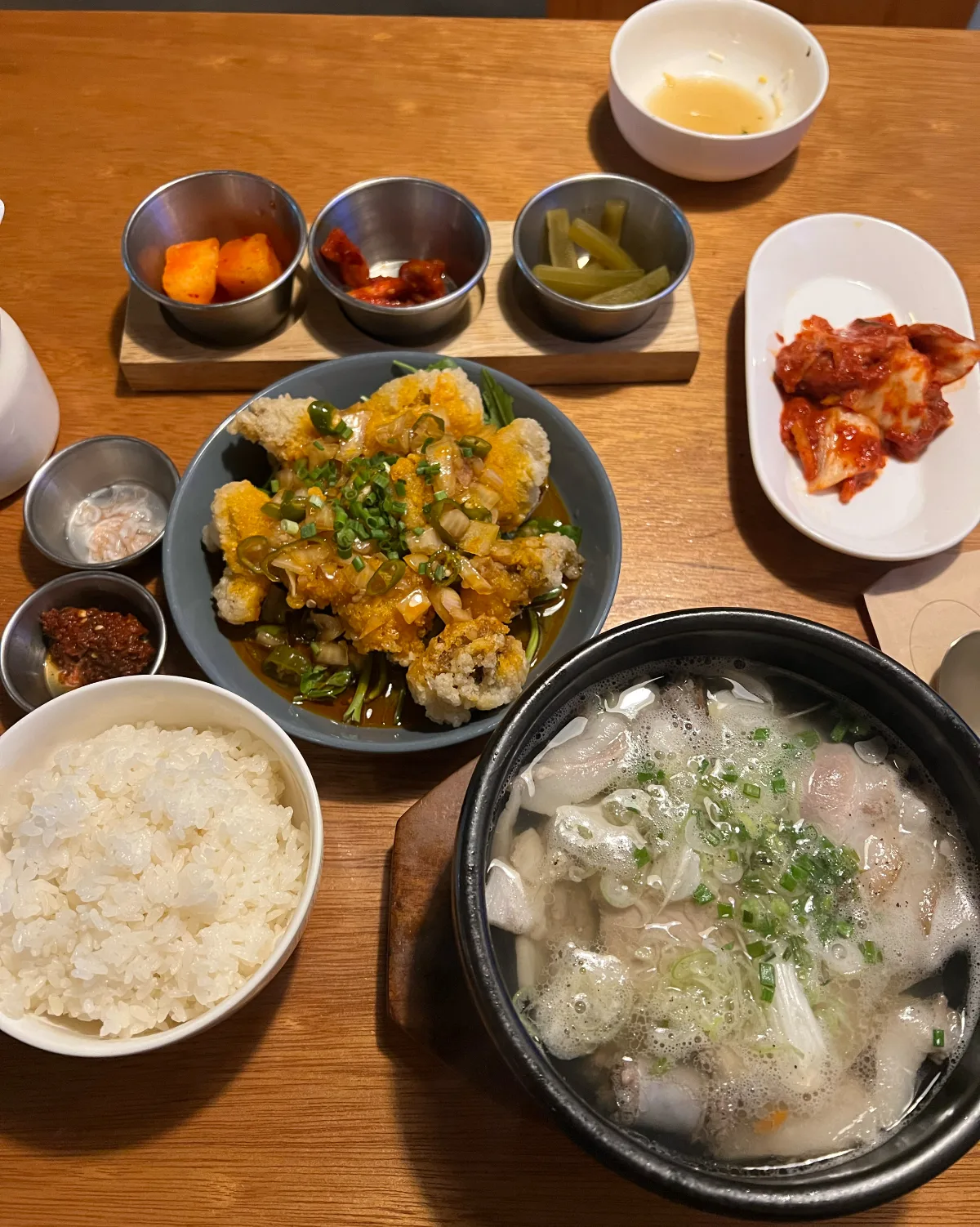 白い豚スープと揚げ物が並ぶ食卓