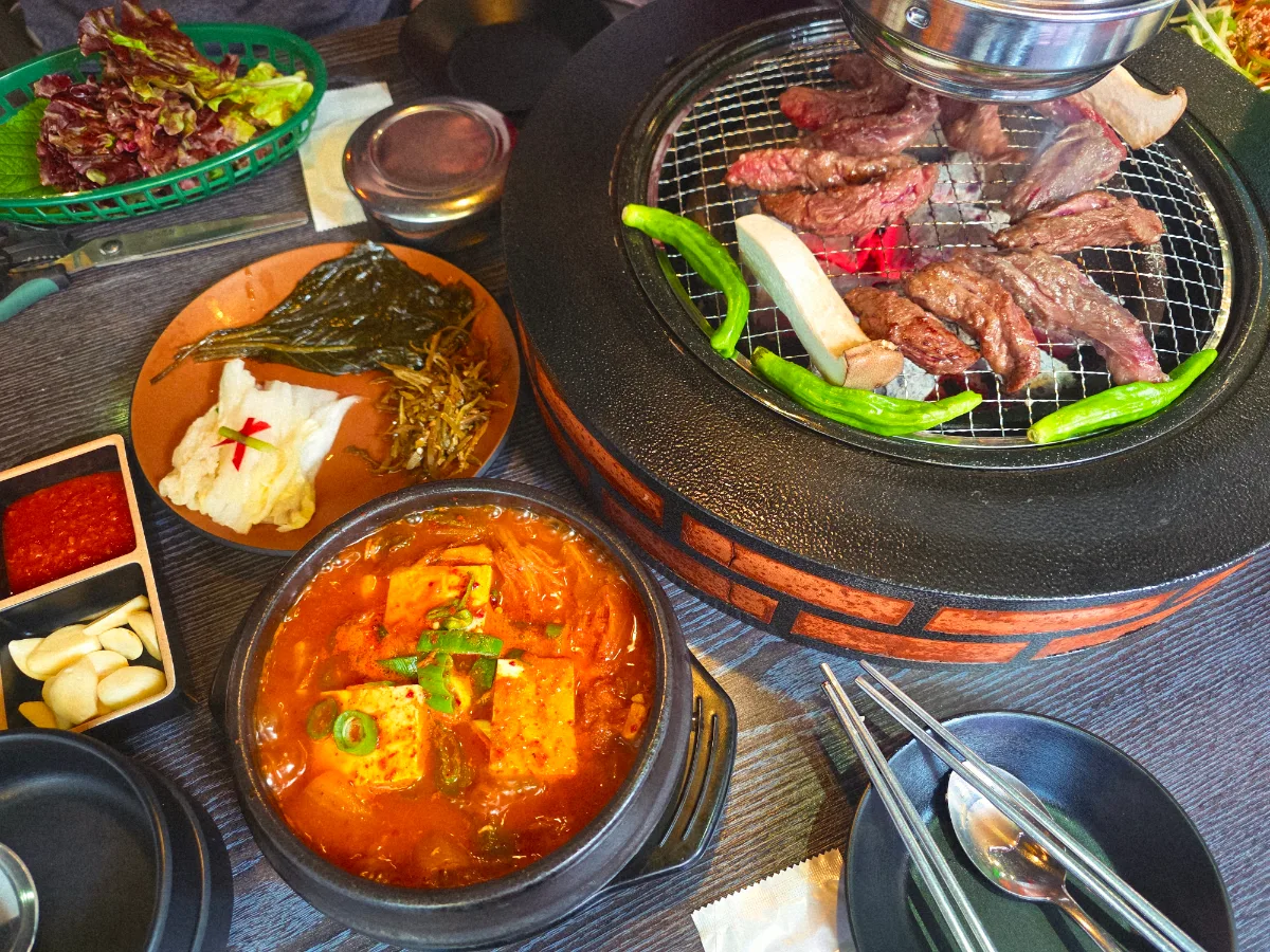 ゴギ・グムヌンノム 本店 — 焼肉とチゲが並ぶ食卓