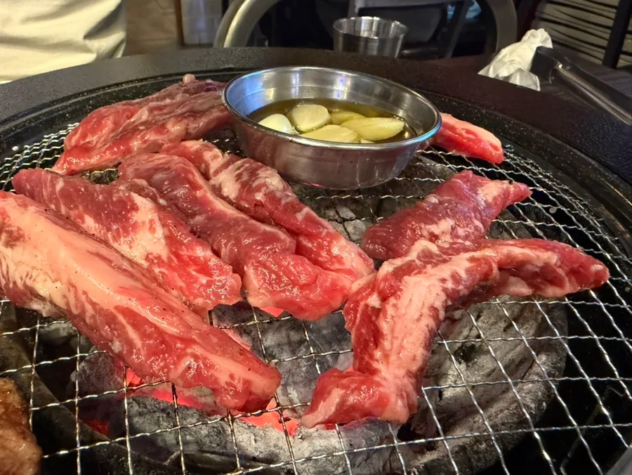 網に並べた牛肉とにんにく