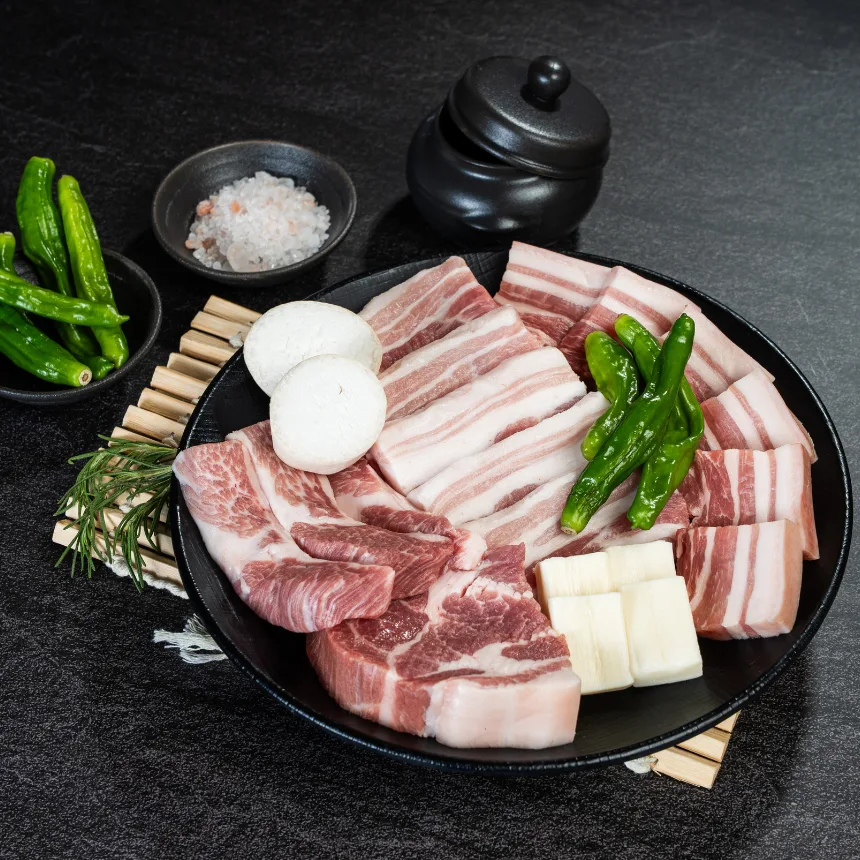 ゴギ・グムヌンノム 本店 — 豚肉の盛り合わせとチーズ