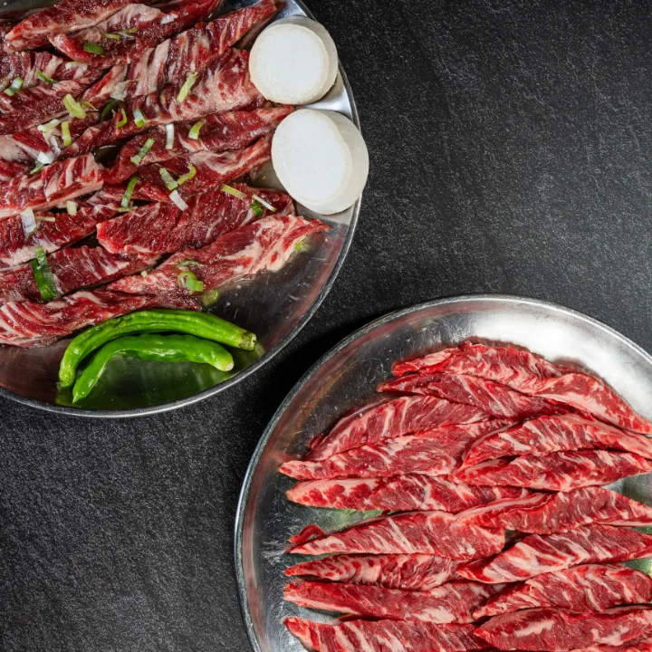 生・味付け牛カルビ肉の盛り合わせ（400g）