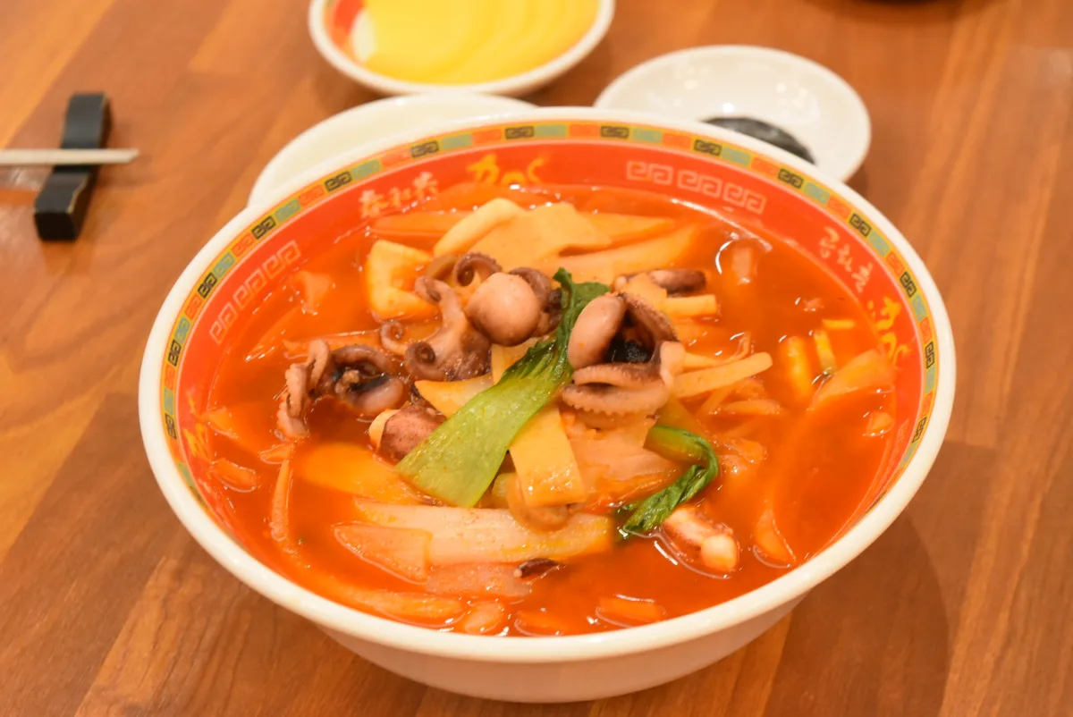 共和春 — タコと青菜の赤いスープ麺