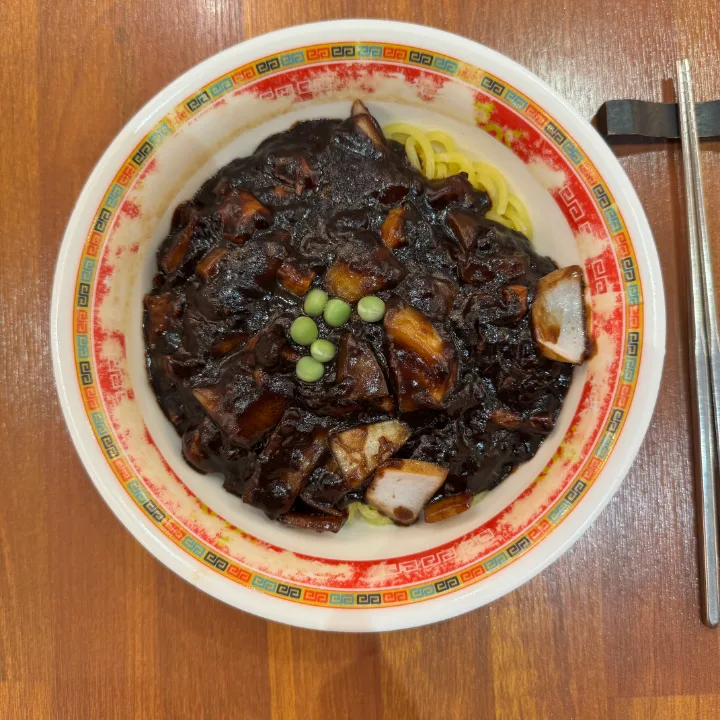 黒いソースを絡めた麺