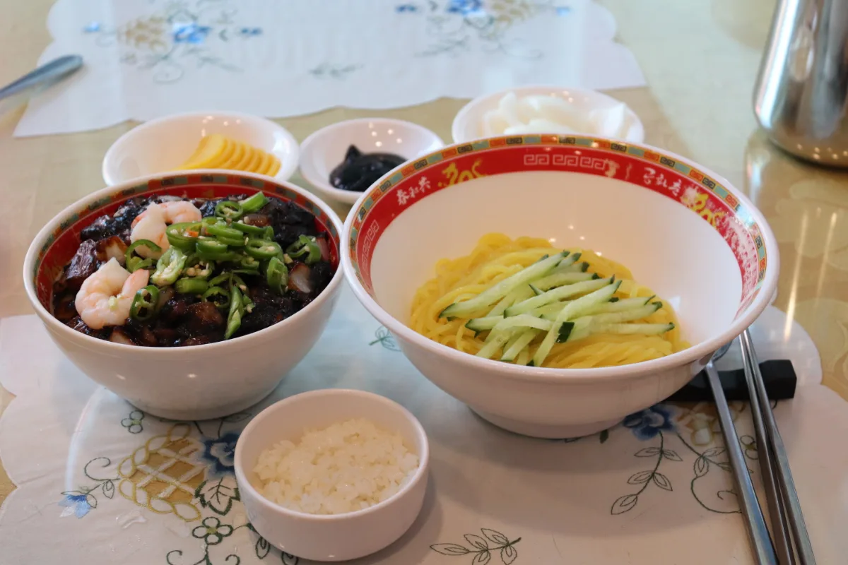 黒い餡と麺の二皿盛り