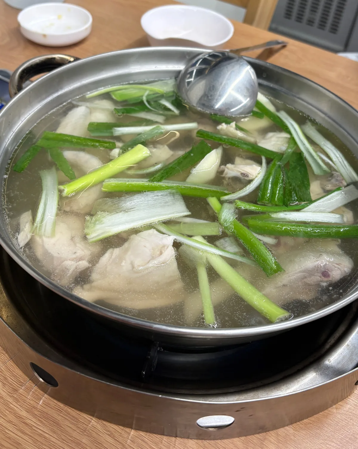 孔陵タッカンマリ 東大門店 — 鶏肉とねぎが入った鍋