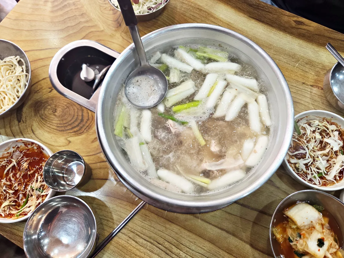 孔陵タッカンマリ 東大門店 — 鶏鍋と小皿が並ぶ食卓