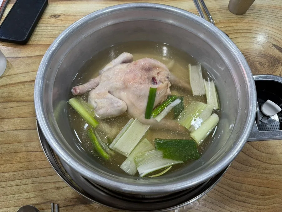 丸鶏とねぎが入った鍋