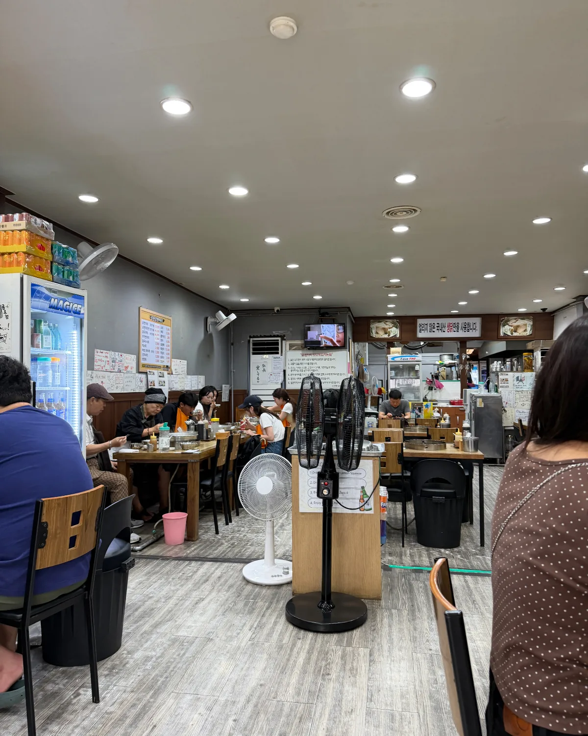 孔陵タッカンマリ 東大門店 — テーブルが並ぶ店内