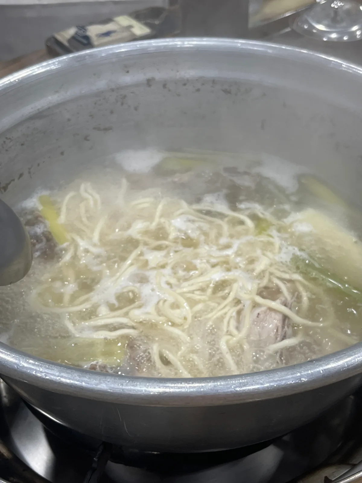 スープで煮込んだカルグクスの麺