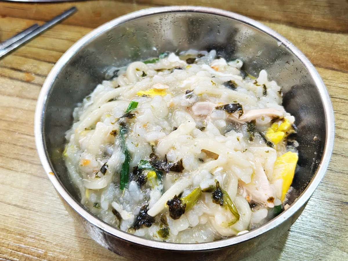海苔をのせた締めのお粥
