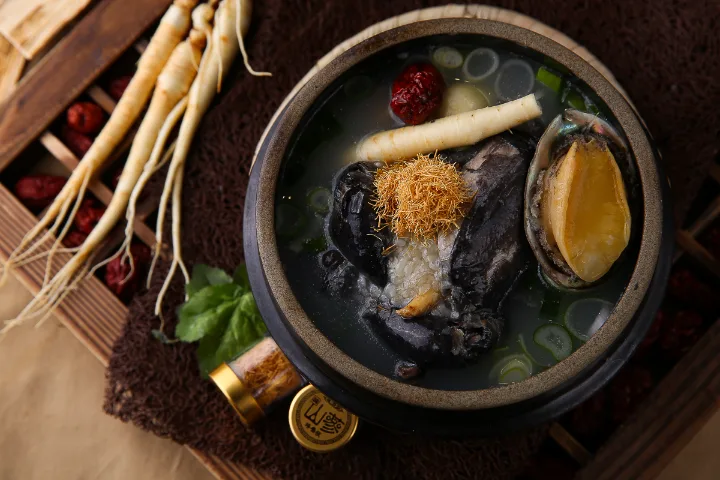 山参・アワビ入り烏骨鶏湯