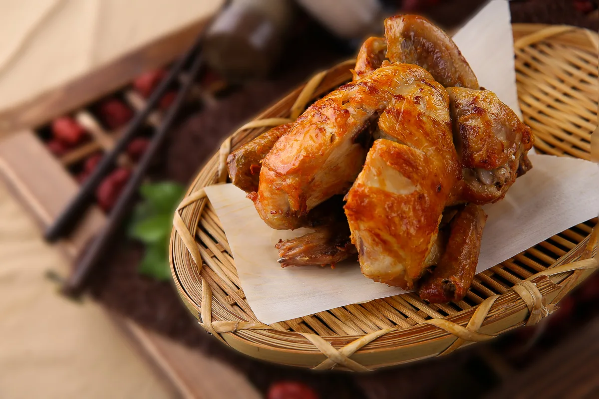 竹ざるに盛った鶏の丸焼き