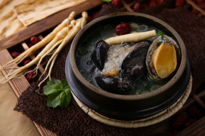 アワビ入り烏骨鶏湯