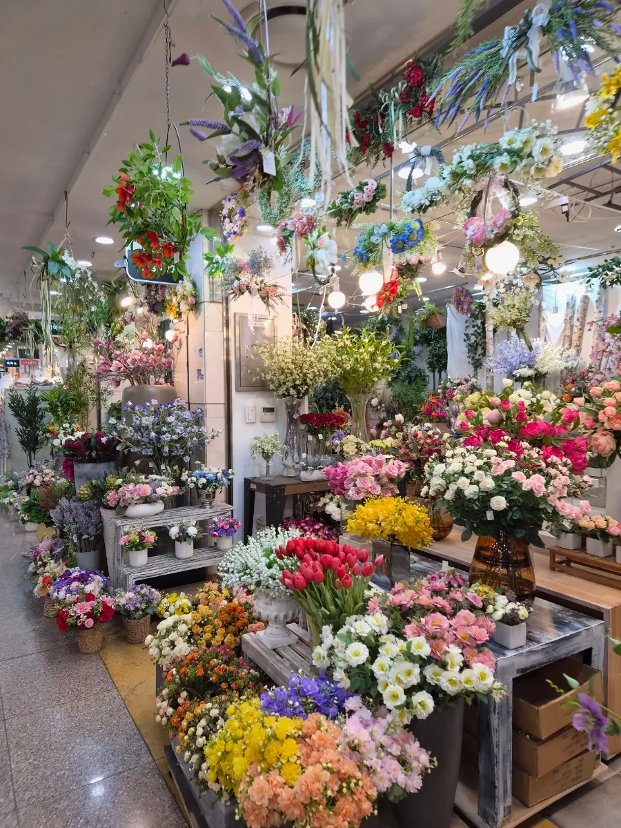 GOTO MALL — 色とりどりの花が並ぶ店先