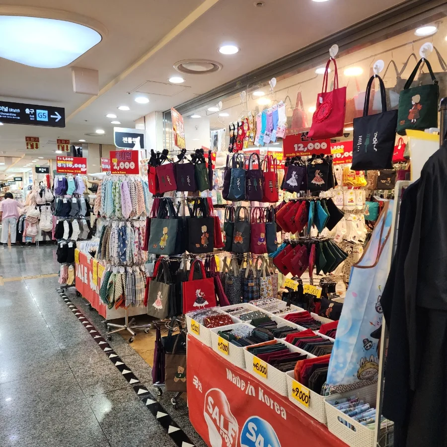 GOTO MALL — バッグが並ぶ地下商店街