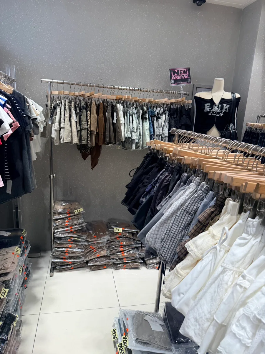 ショートパンツが並ぶ店内