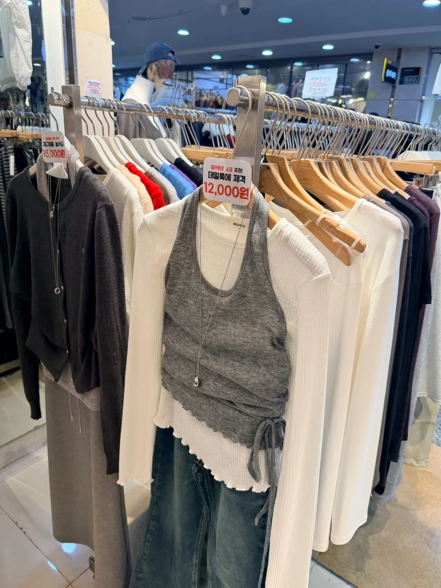 GOTO MALL — 重ね着トップスの店頭展示