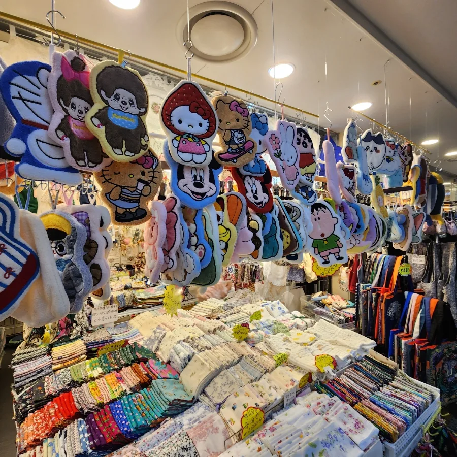 GOTO MALL — 刺繍タオルが並ぶ店内