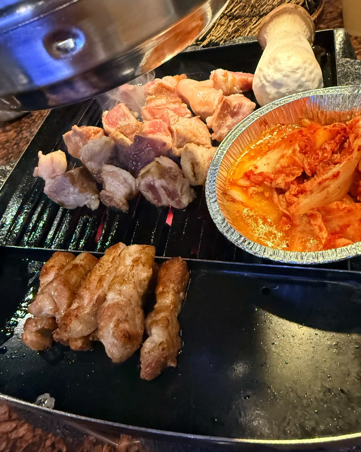 鉄板で焼くキムチと豚肉