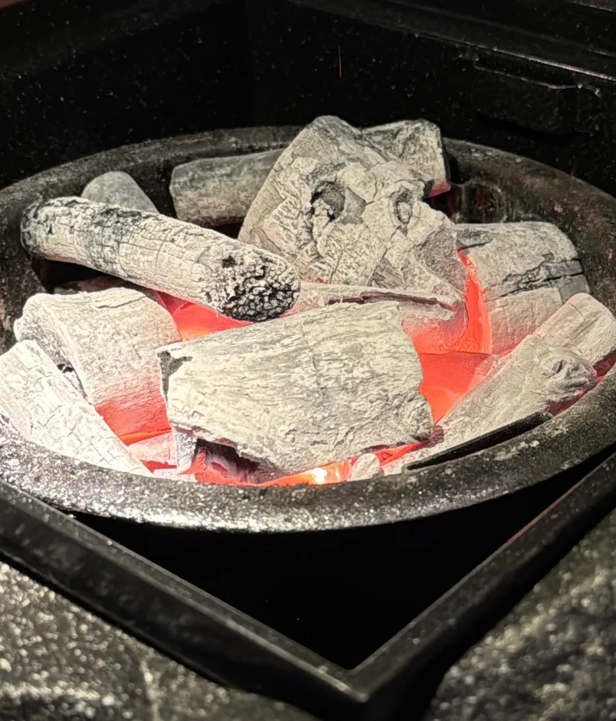 石の炉に入った炭