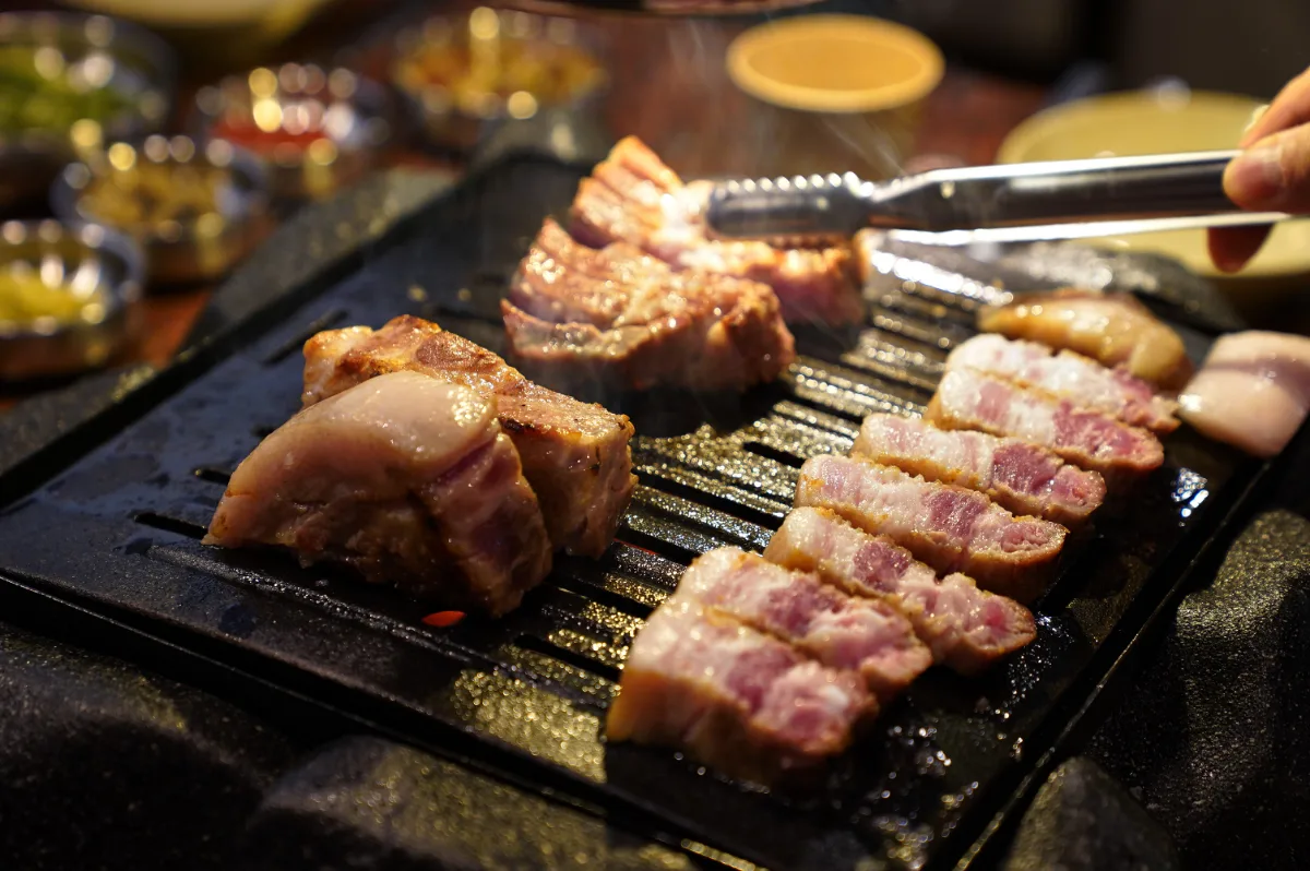 クプドルチプ ソウル市庁本店 — 石の炉で焼ける厚切り豚バラ