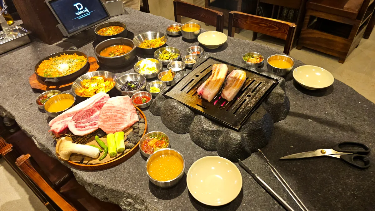クプドルチプ ソウル市庁本店 — 石の台に並ぶ肉とおかず