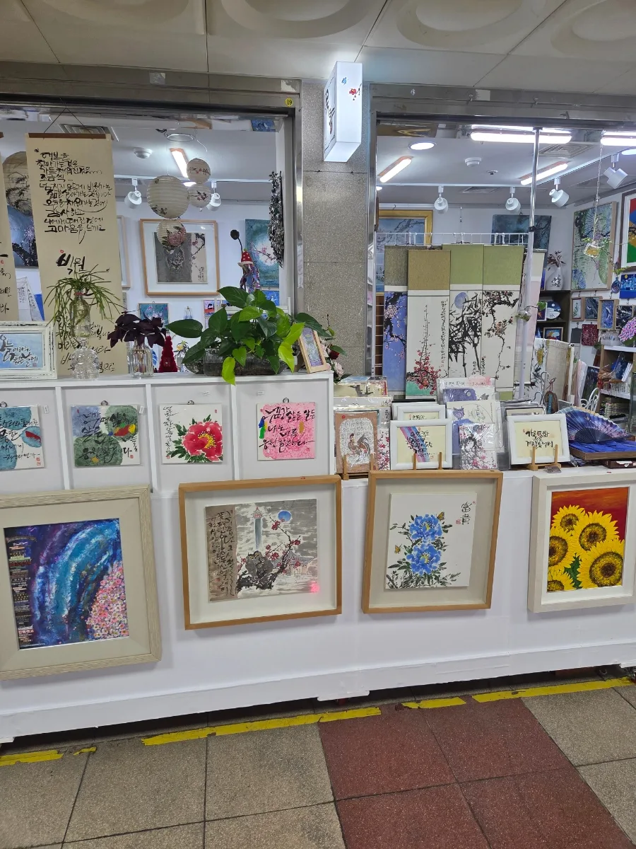 国際市場 — 書画と花絵の店頭