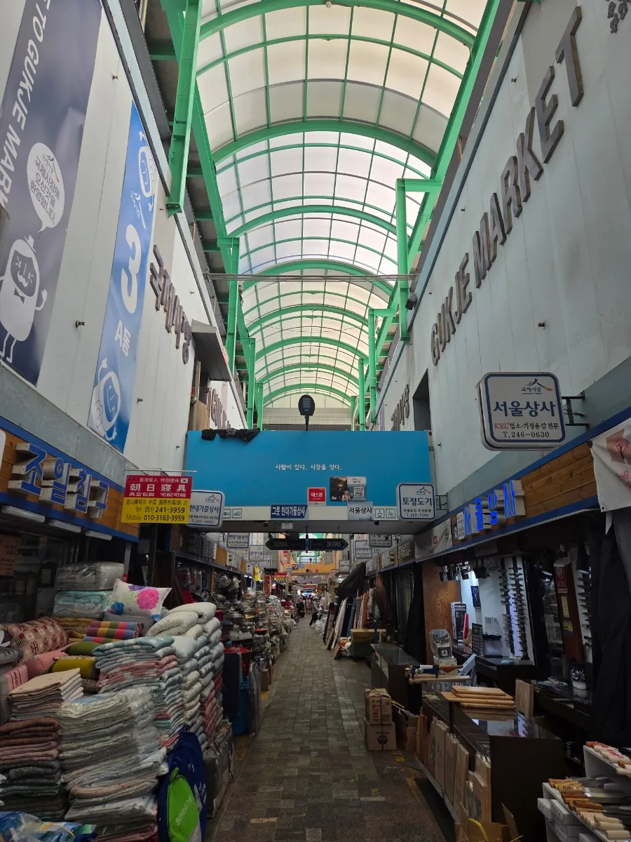 緑のアーチ屋根の市場通路