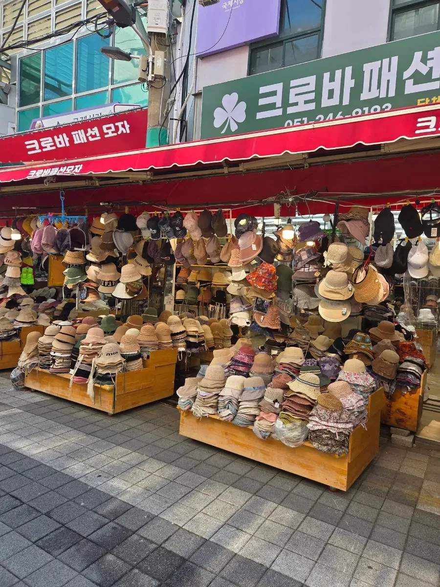国際市場 — 帽子が積まれた店先