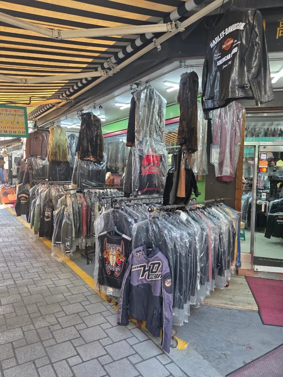 革ジャンが並ぶ店先