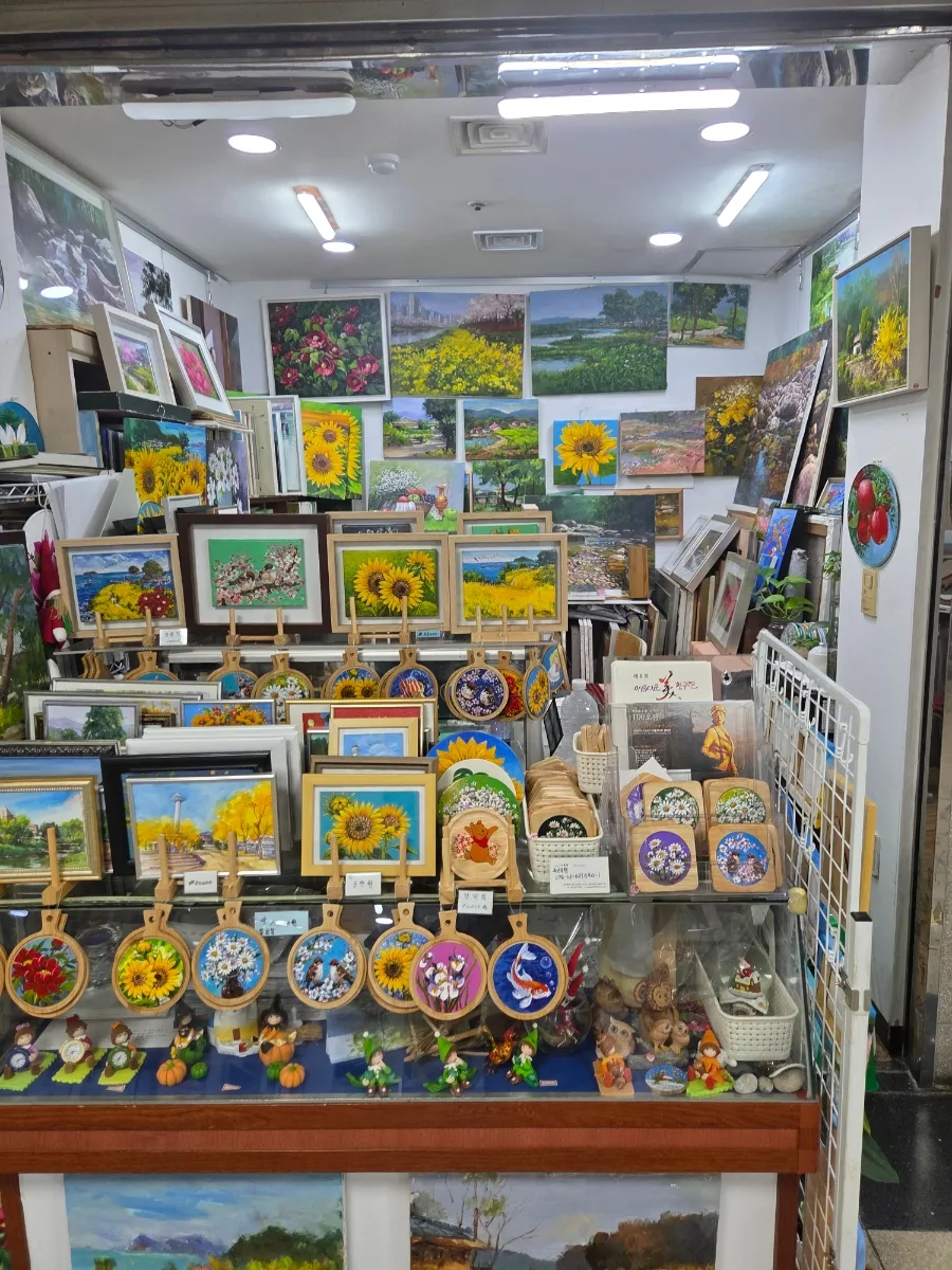 花の絵が並ぶ工芸品店