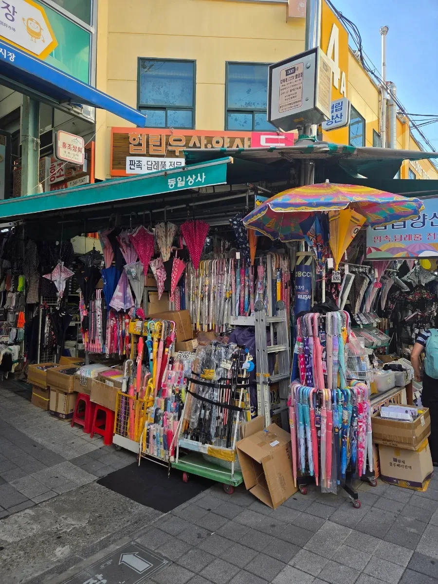 傘が所狭しと並ぶ市場の店