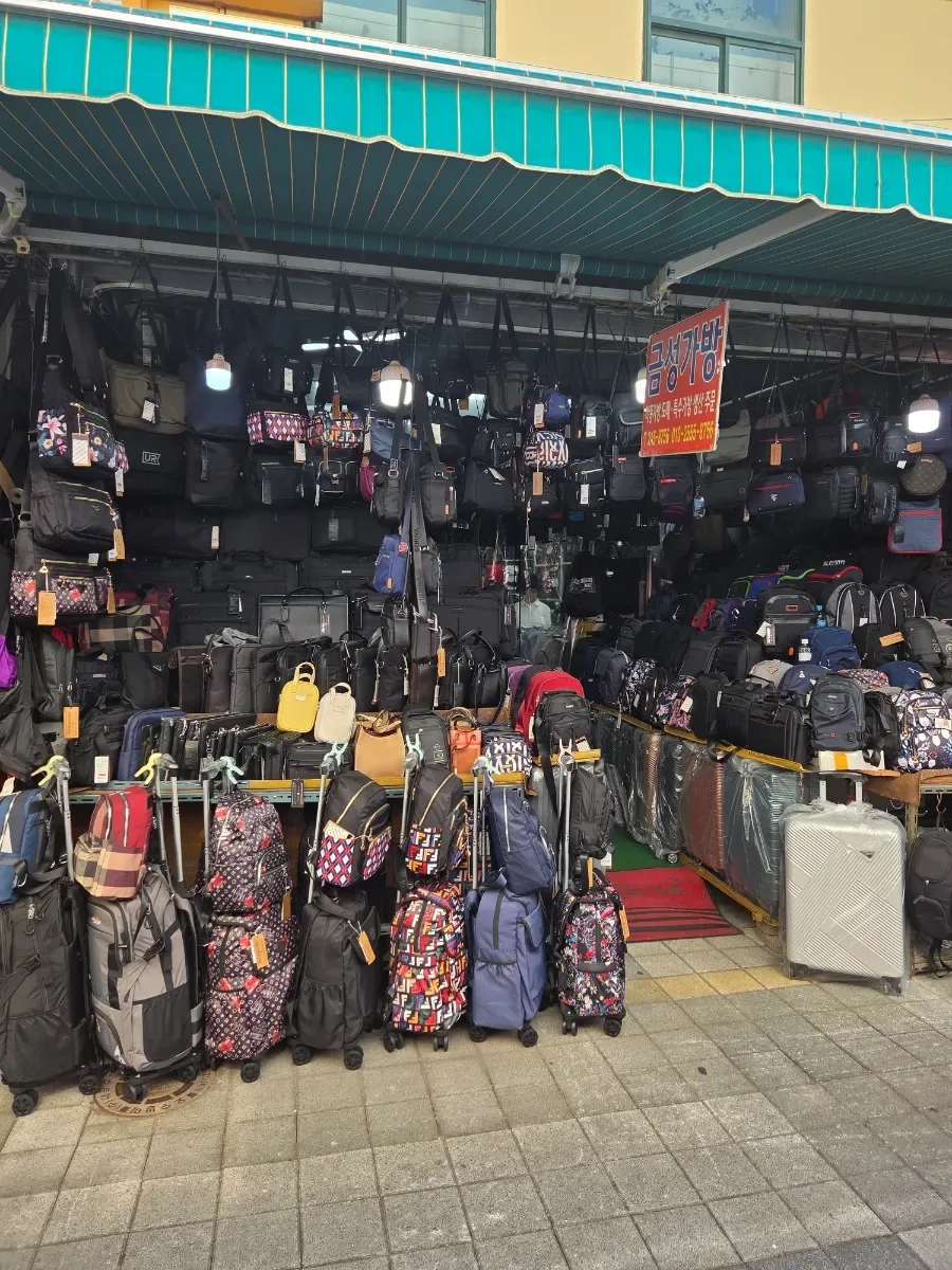 国際市場 — 店先に並ぶ旅行かばん